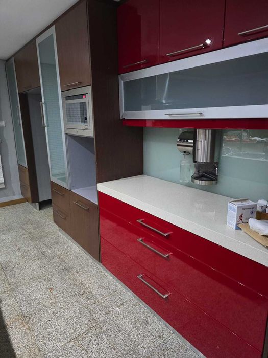 Cozinha lacada a vermelho