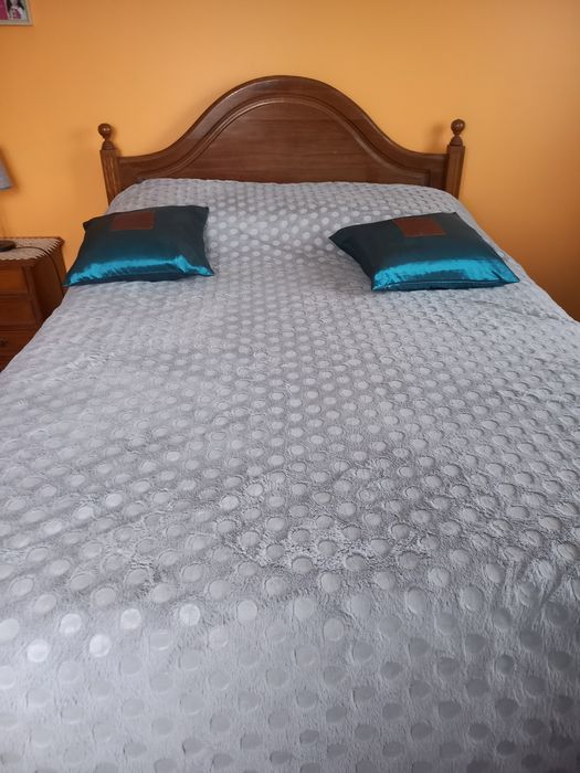 mobilia quarto, cama,colchão, cómoda,1 mesa cabeceira,guarda fatos