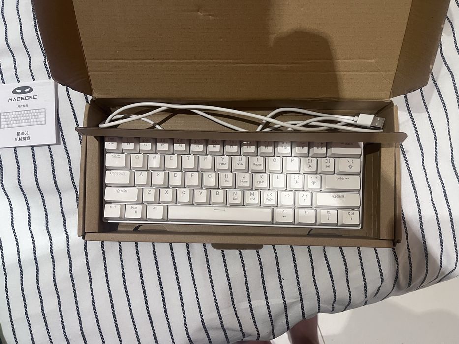 Teclado mecânico MageGee 60% RGB switches vermelho