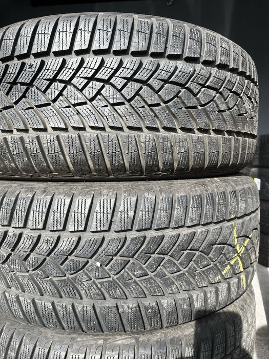 Практично новий комплект зимніх шин 215/50R17 Goodyear