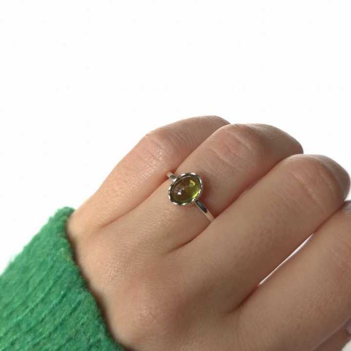 Pierścionek srebrny z naturalnym oliwinem