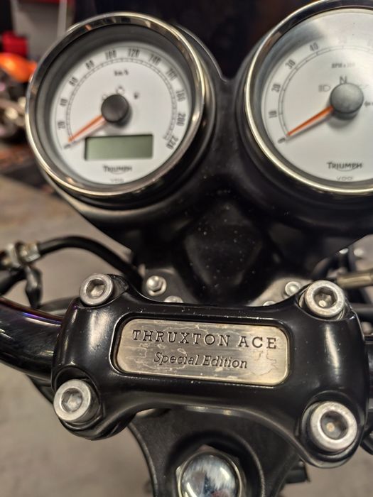 Triumph Thruxton 900