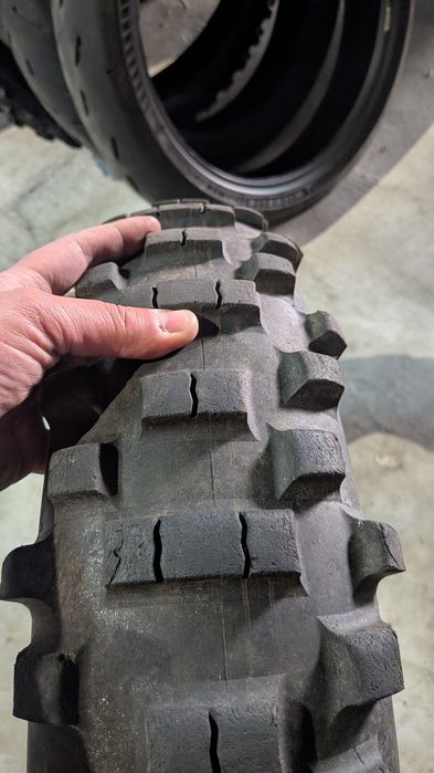 Pneus enduro e estrada