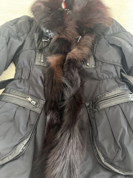 Casaco impermeavel com apontamentos de vison