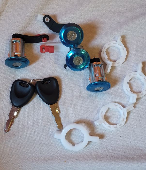 Conjunto de 4 Canhões com 2 chaves  Novas  da carrinha Opel Movano