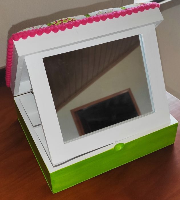 Caixa decorada à mão com espelho