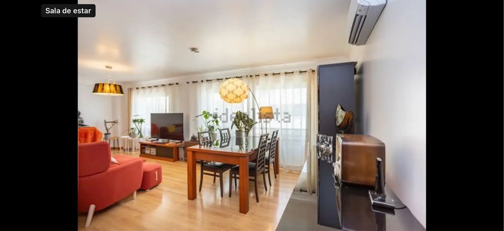 Mesa Cerejeira maciça extensivel. 180 (250) x80 com 4 cadeiras