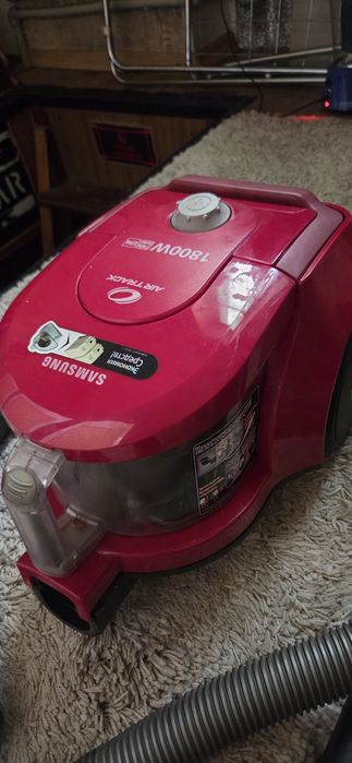 Продам  колбовый  пылесос  Samsung  1800w