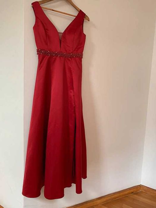 Vestido comprido de festa com pérolas na frente