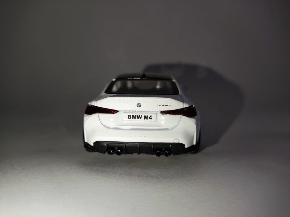 BMW M4 CSL 1:36 — Modelo Metal Branco com Função Puxar