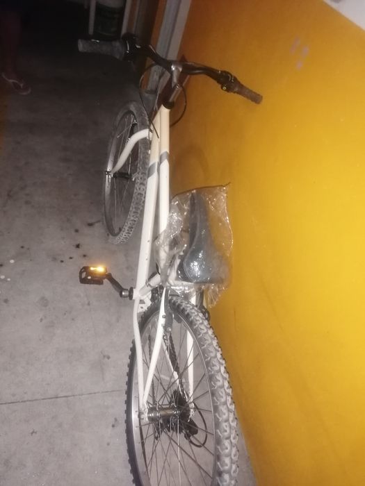 Bicicleta de cor branca
