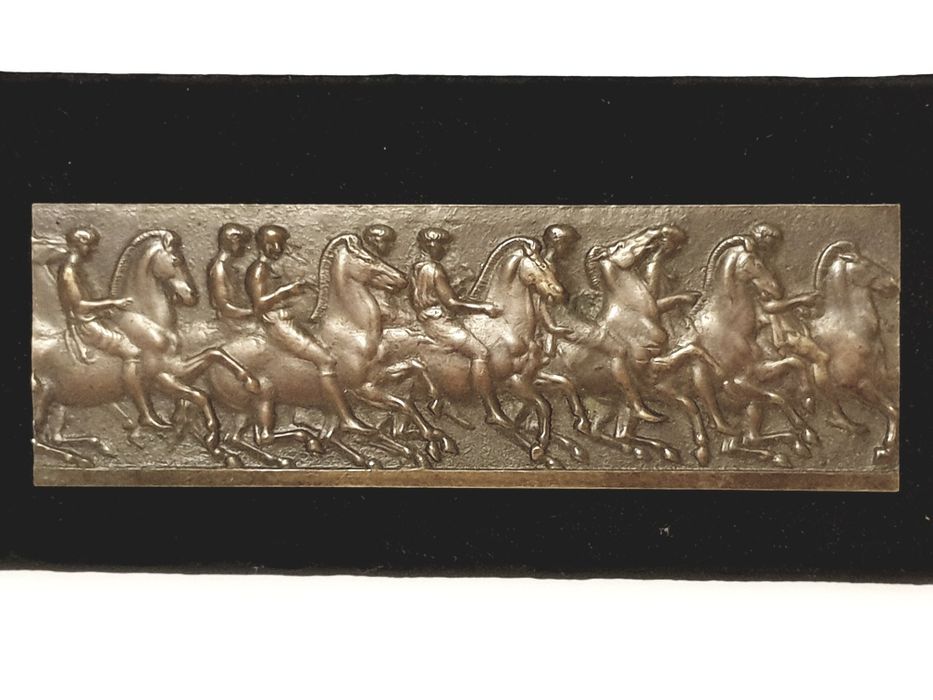 Maravilhosa placa em bronze com motivo equestre antigo