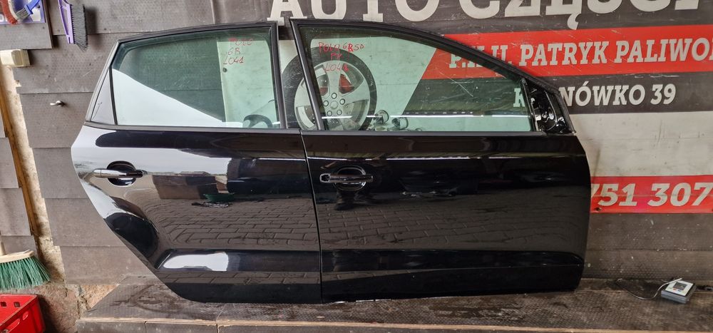Drzwi Prawa strona kompletne od VW Polo 6C 6R 5D L041 

Drzwi w stanie jak na foto w 100% sprawne.
zdjęcia przedstawiają fakty