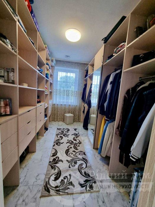 Елітний будинок з власним озером і басейном Козин  . Без комісії