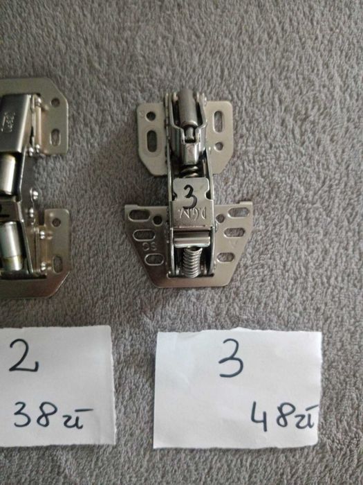 Zawiasy frontów szafek przyczepa kempingowa, kamper