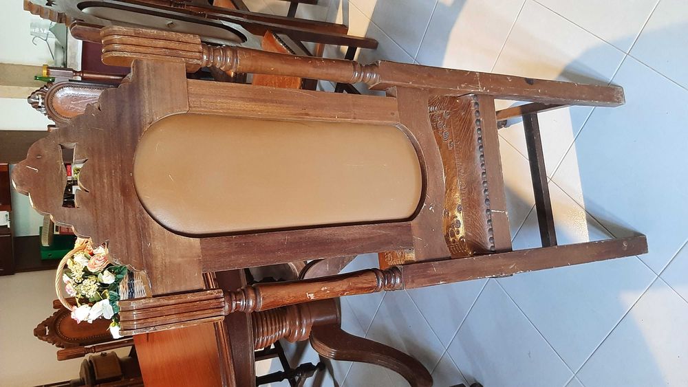 Conjunto mesa com 8 cadeiras medievais