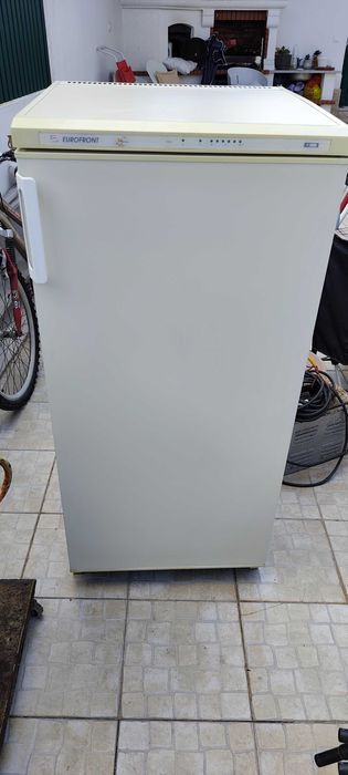 Arca Frigorífica vertical marca Eurofront, com 6 gavetas