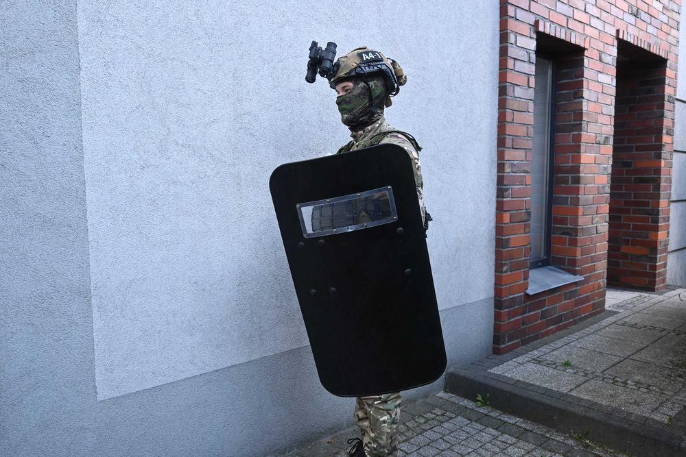 Tarcza szturmowa ASG czarna z uchwytem i szybą