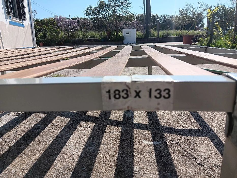 Estrado com pés de Ferro