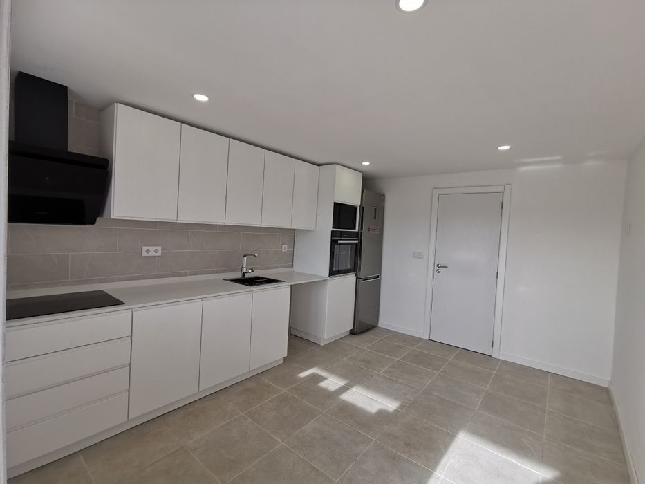 Montagem de móveis e equipamentos.