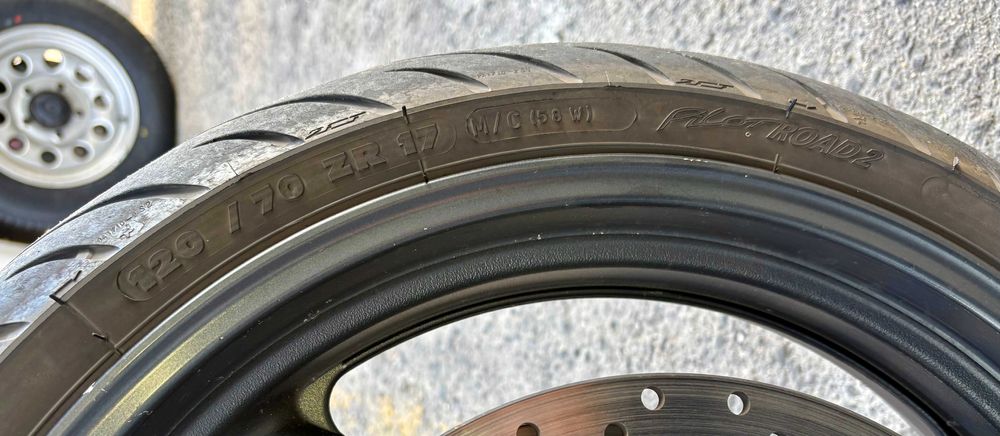2 Pneus Michelin Pilot 30% desgaste 180/55 17 (Power) e 120/70 17 (Road 2)