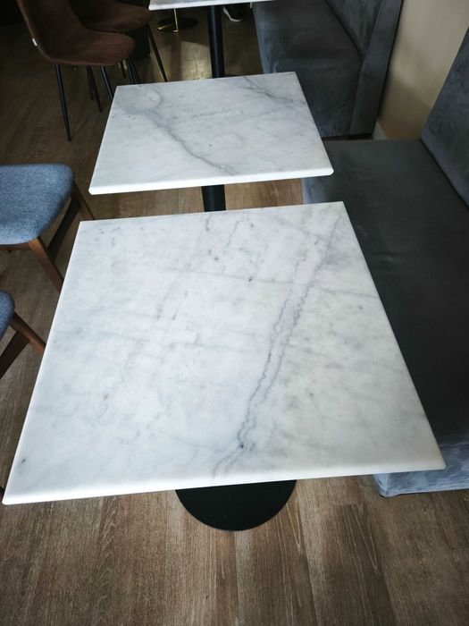 Mesas 60x60 em mármore e cadeiras