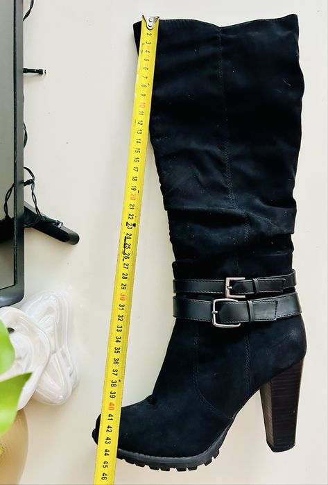 Wysokie marszczone zimowe zamszowe czarne kozaki na słupku 37