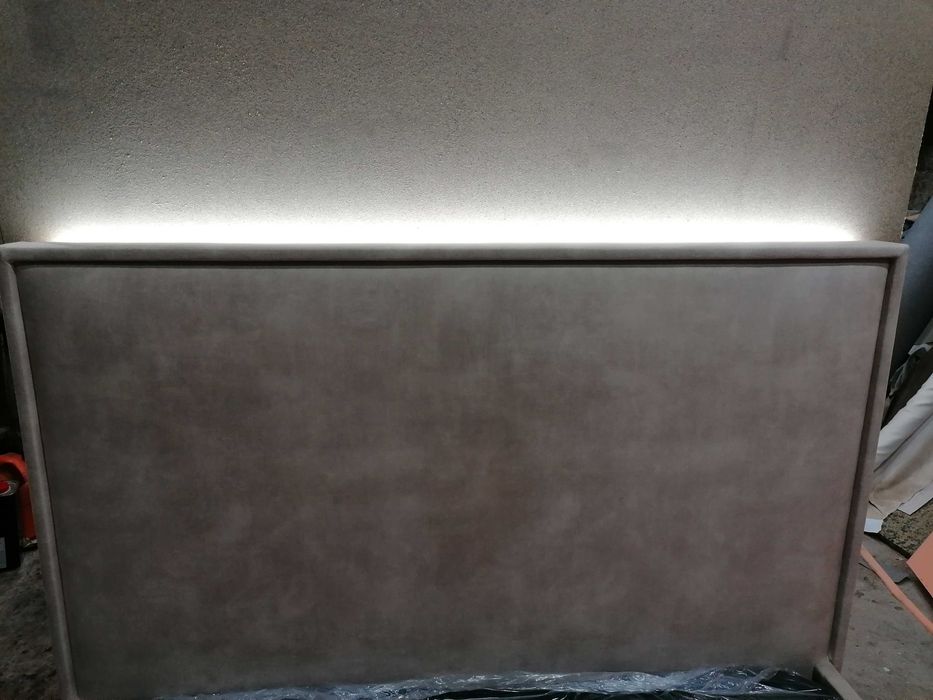 Cama estofada com led