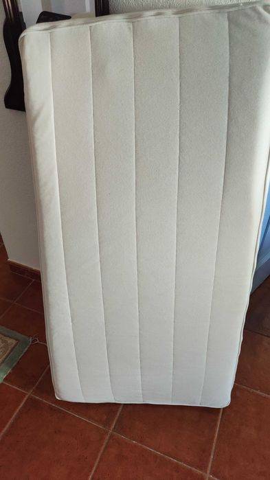 Cama bebé com colchão