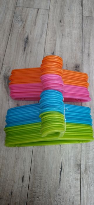 Wieszaki plastikowe do szafy dziecięcej