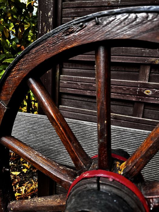 Stare drewniane kolo bryczka