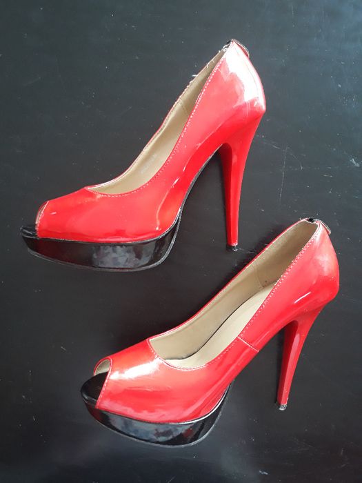 Sandálias vermelhas de verniz