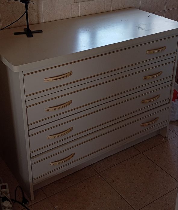 Cómoda grande com 4 gavetas - Muito espaçosa