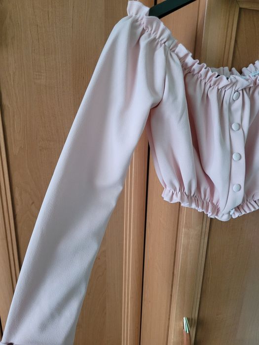 Pudrowo różowa bluzka hiszpanka