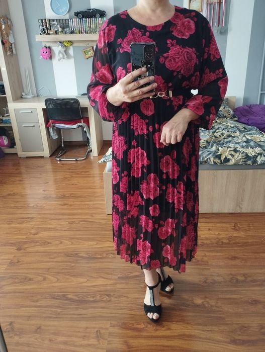 Sukienka czarna w czerwone róże długa