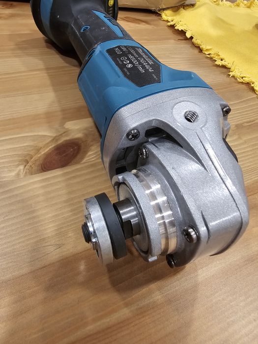 Makita DGA404 Nova