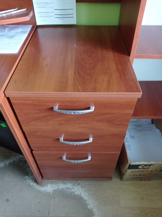 Терміновий розпродаж офісних меблів