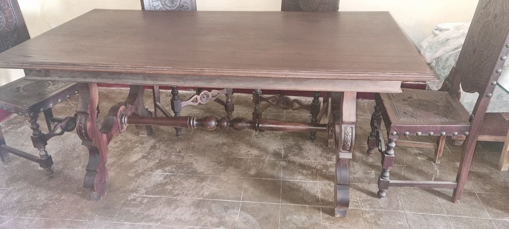 Mesa de jantar + 6 cadeiras em mogno  sec. XVII