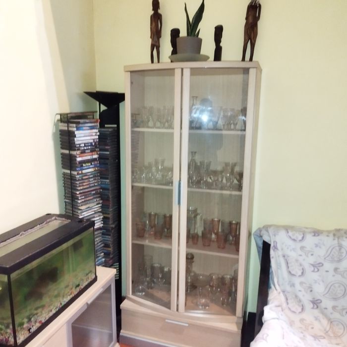 Cristaleira antiga em excelente estado + loiça incluída