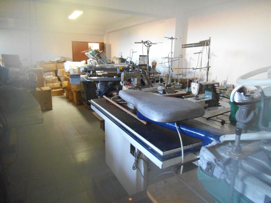 Máquinas de costura e prensas