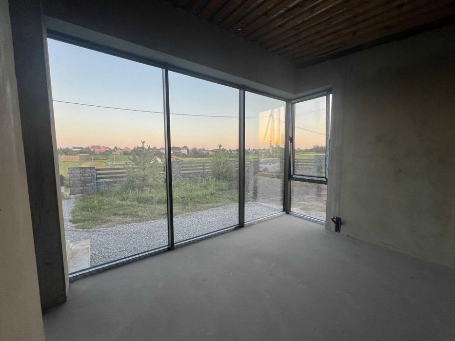 Продам котедж в районі Тинного