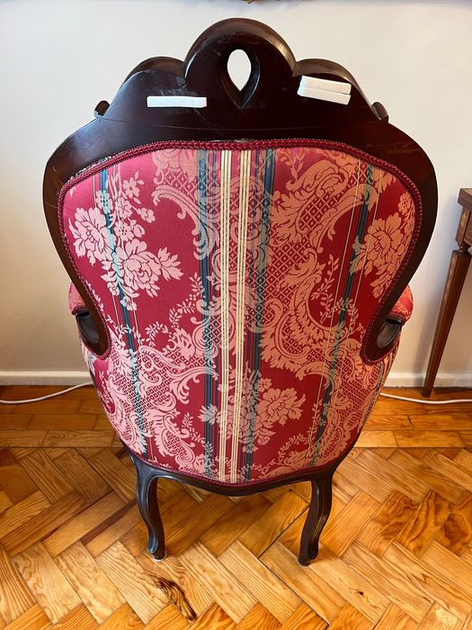 Cadeirão antigo vermelho de madeira e tecido