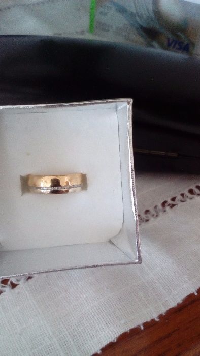 Vendo Aliança ouro amarelo e branco com brilhantes