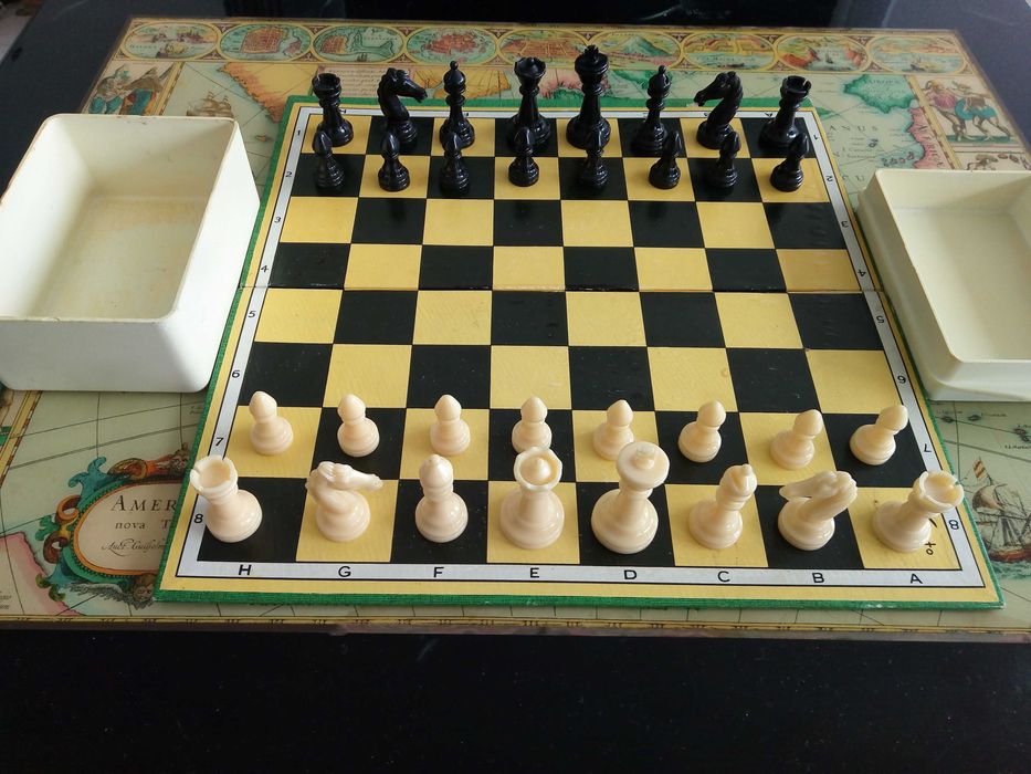 Jogo de xadres com caixa de plástico