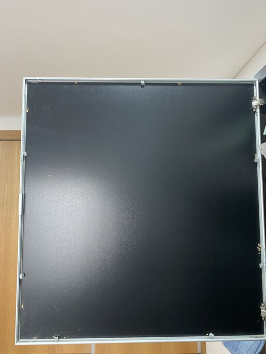 Armário/estante preto, vermelho e branco