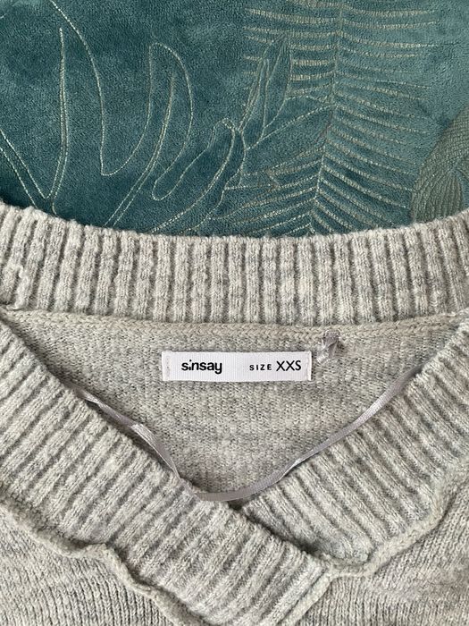 Szary sweter Sinsay XXS dekolt serek