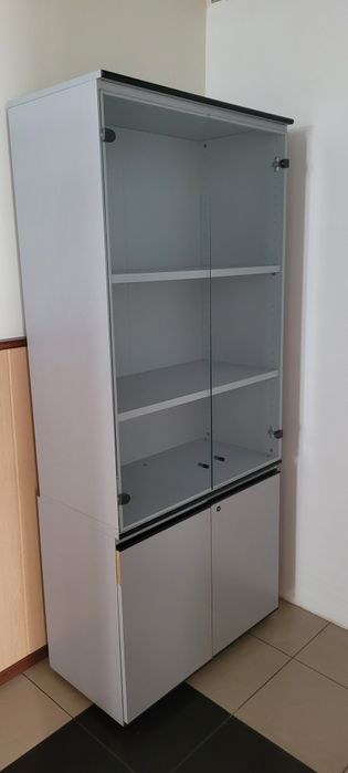 Офісна шафа з дверцятами