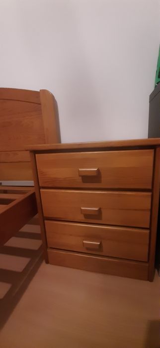 Cama casal 140cmx200 com estrado e duas mesinhas de cabeceira.