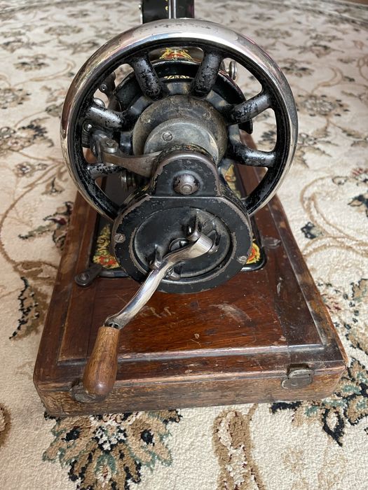 Швейная машинка SINGER.