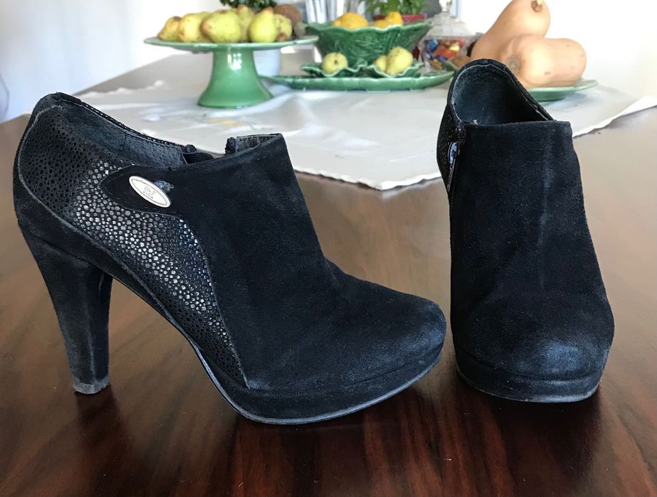 Botins pretos camurça